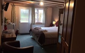 Crown House & Lodges B&B